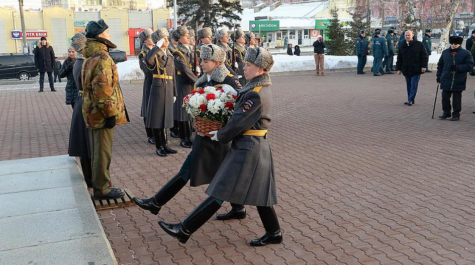 Памятный момент. Неизвестный солдат Барнаул. Караул мемориал славы Барнаул. День неизвестного солдата традиции. 2 Декабря день неизвестного солдата.