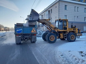 Дорожная служба продолжает вывоз снега с улиц города