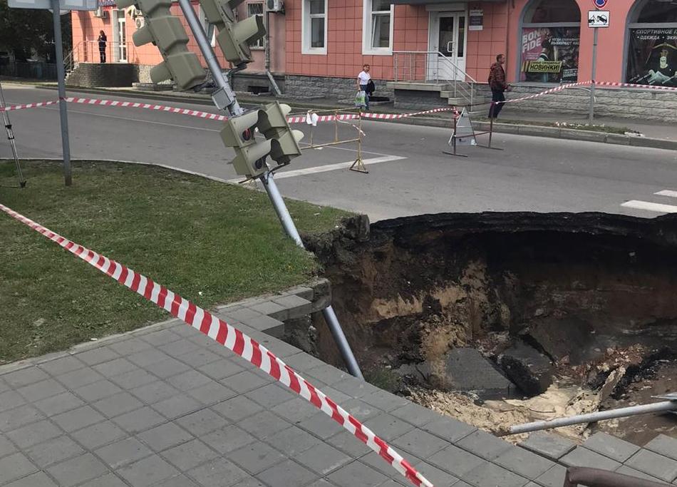 СГК ведет работы на поврежденном трубопроводе на перекрестке Ленина/Профинтерна 