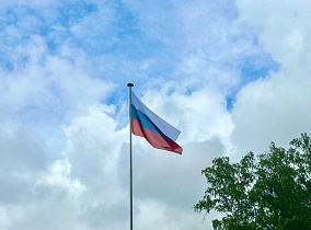 Празднование Дня России в Барнауле началось с поднятия государственного флага