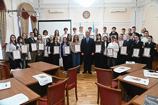 В администрации Барнаула наградили участников, призеров и победителей конкурса «Правильные игры»