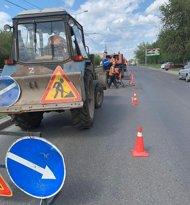 В Барнауле продолжают текущий ремонт дорог горячим асфальтобетоном 