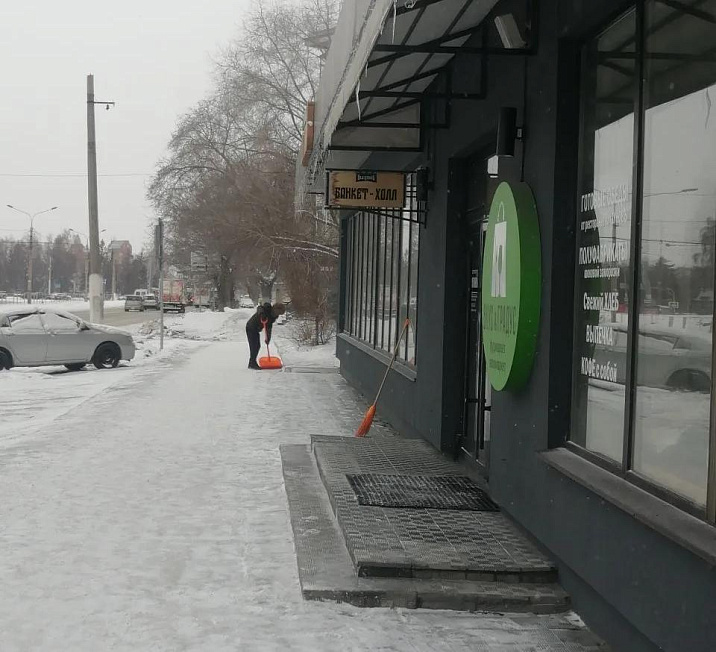 На территории района продолжается уборка снега и наледи