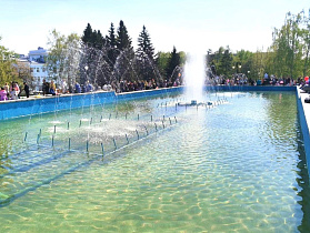 В Барнауле продолжается санитарная очистка фонтанов