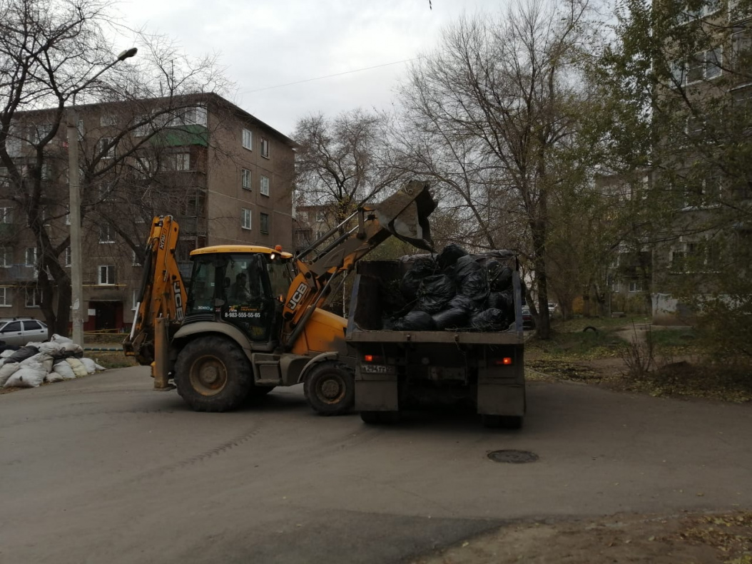 В Октябрьском районе в рамках месячника осенней санитарной очистки вывезли  63 машины мусора БАРНАУЛ :: Официальный сайт города