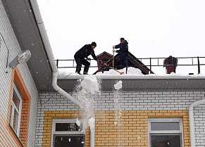 МЧС предупреждает жителей Барнаула об опасности схода снега с крыш