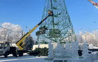 В Барнауле на площади Сахарова приступили к демонтажу Новогоднего городка 
