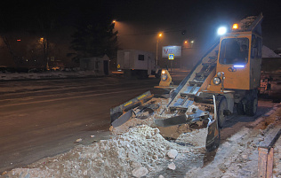 Дорожная служба Барнаула продолжает обработку тротуаров от наледи