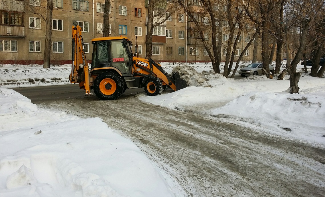 В Ленинском районе ведутся работы по вывозу снега с территорий  социально-значимых объектов БАРНАУЛ :: Официальный сайт города