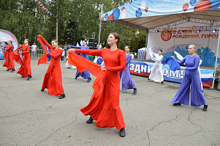 На площади имени Германа Титова идёт празднование Дня города