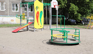 Во дворах по ул.Юрина, 114 и 118 благоустроили детские площадки по национальному проекту «Жилье и городская среда»  
