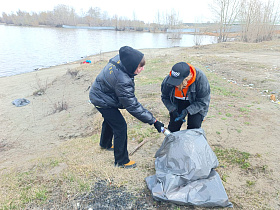 В Барнауле прошла экологическая акция по очистке берега реки Обь