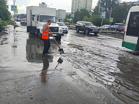 МБУ «Автодорстрой» очищает ливнеприемные колодцы в Индустриальном районе Барнаула