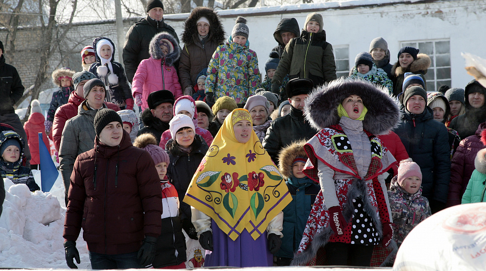 Масленица в барнауле мероприятия. Масленица Барнаул. Масленица Далматово. Проводы Масленицы в Далматово. Масленица огни Барнаул.