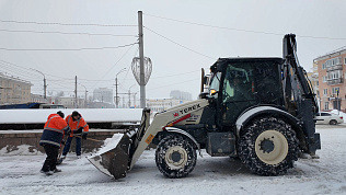 Дорожная служба чистит дороги и тротуары от снега  