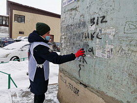 Скрытую рекламу наркотиков закрасили волонтёры на фасадах домов и гаражах в Барнауле