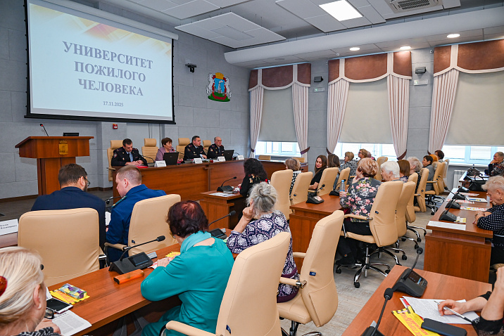 Для барнаульских пенсионеров провели лекцию по профилактике мошенничества