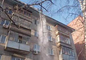 Коммунальные службы очищают кровли многоквартирных домов в Барнауле