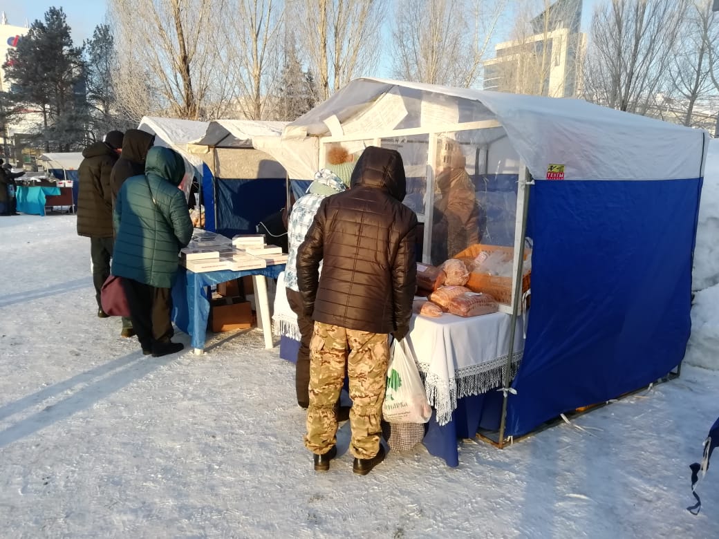 Россия 1 барнаул сегодня. Ярмарка выходного дня Барнаул. Ярмарка в Барнауле сегодня. Продовольственная ярмарка в Красноярске в Сибири фото.