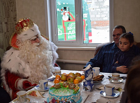 Всероссийский Дед Мороз посетил барнаульскую семью, воспитывающую приемных детей
