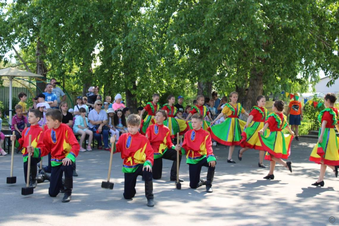 Праздники для детей прошли накануне в городской черте и в пригороде  Ленинского района БАРНАУЛ :: Официальный сайт города