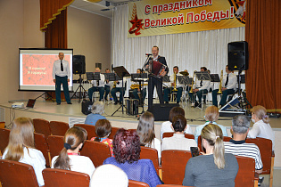 В Барнауле росгвардейцы организовали концерт для пациентов ветеранского госпиталя