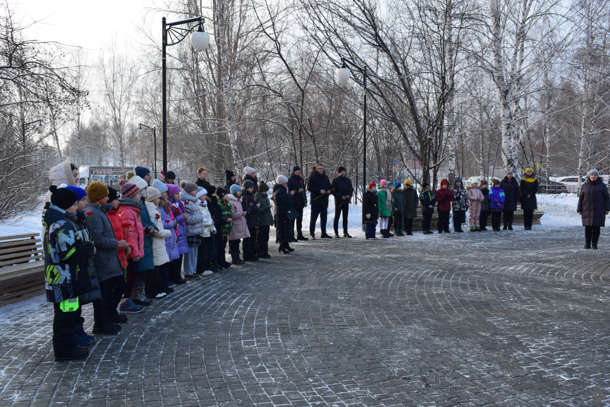 На Ленинградской аллее состоялось возложение цветов | 22.02.2023 | Барнаул  - БезФормата