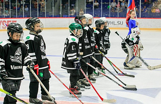 В Барнауле начался товарищеский хоккейный матч между алтайскими и донецкими хоккеистами