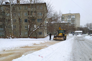 В районах города продолжают очистку внутриквартальных проездов и придомовых территорий