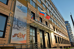 Копии Знамени Победы подняли над зданиями Барнаула 9 мая