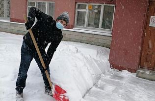 Студенты убирают снег на территориях вузов и техникумов Барнаула 