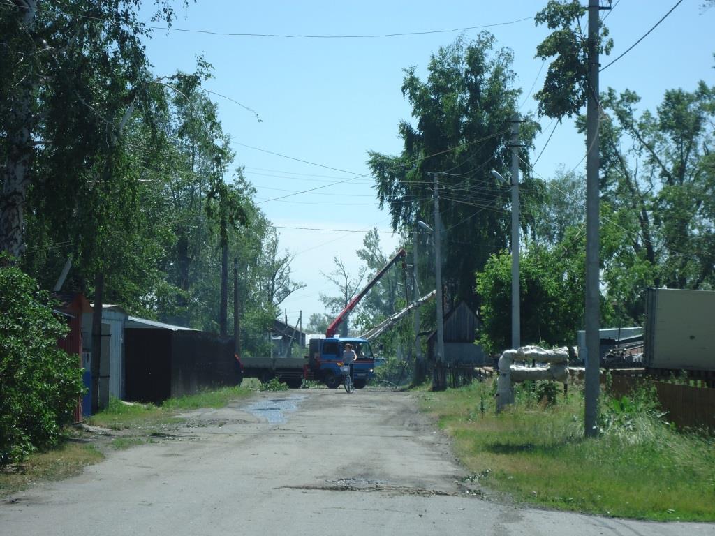 В барнаульском Затоне продолжаются восстановительные работы после урагана  БАРНАУЛ :: Официальный сайт города