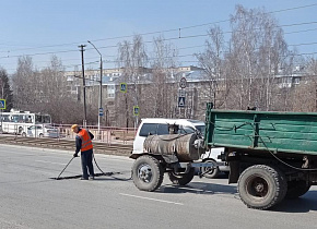 В Барнауле асфальтируют дороги в рамках текущего ремонта