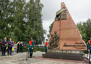 В Барнауле торжественно открыли стелу, посвященную эвакуированным в годы войны в Алтайский край промышленным предприятиям