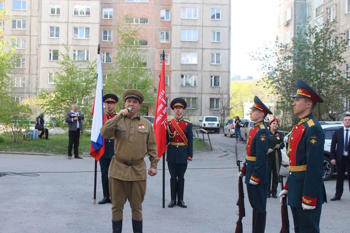 В Центральном районе Барнаула прошла акция «Парад у дома ветерана» |  06.05.2022 | Барнаул - БезФормата