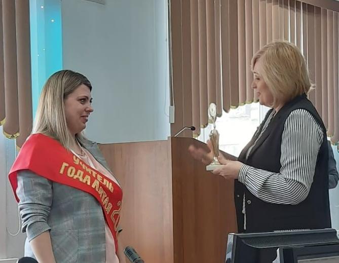 Переходящий кубок конкурса «Учитель года Алтая» передали победительнице 2021 года Софье Киндяковой
