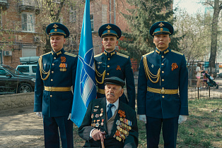 Для ветеранов Барнаула в преддверии Дня Победы провели концерты во дворах