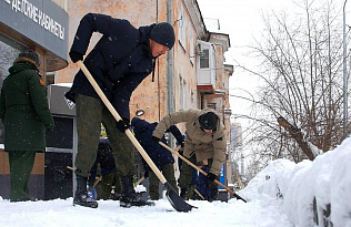 Почему волонтеры выходят на уборку снега с улиц Барнаула
