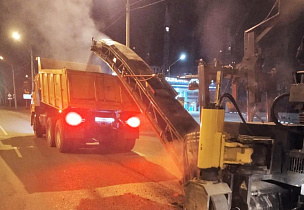Ремонт дорог горячим асфальтом ведется в краевой столице