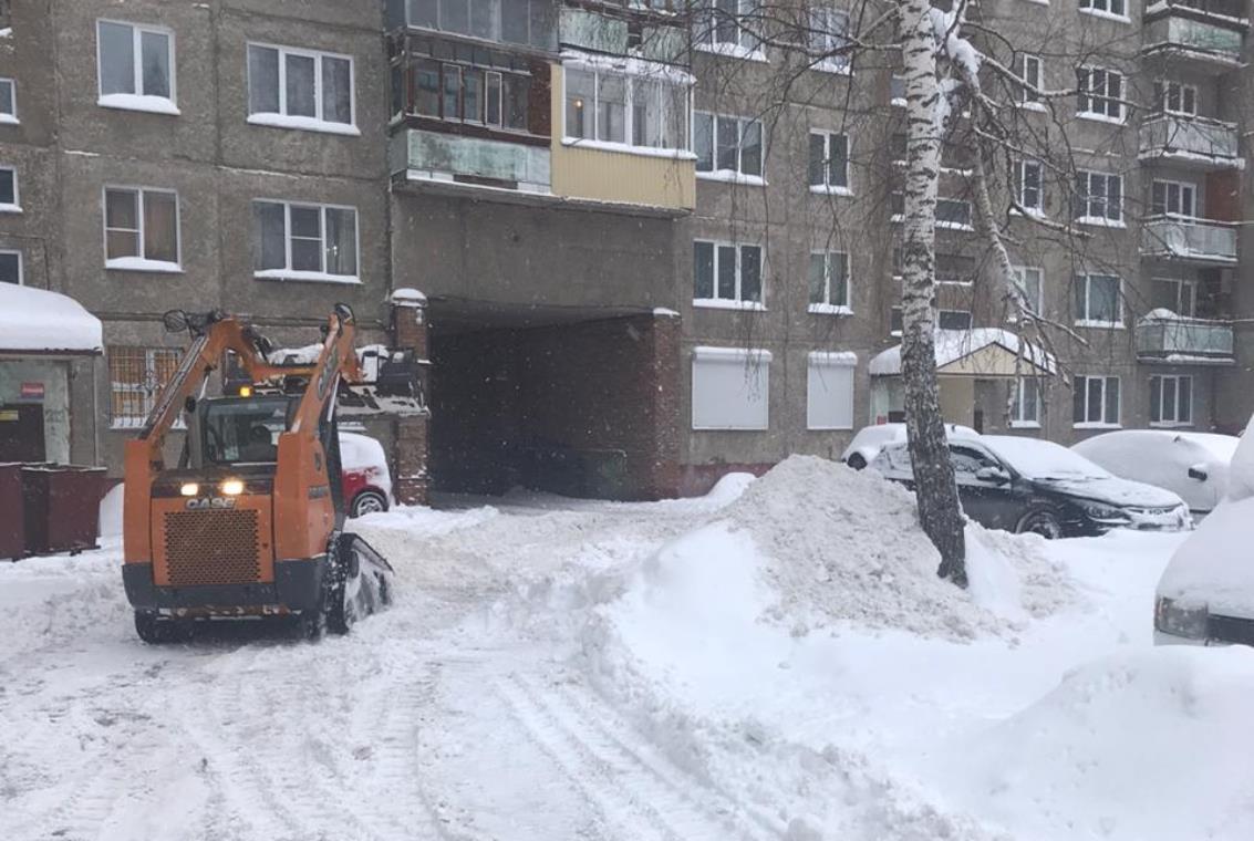 Идет очистка от снега территории Ленинского района города Барнаула БАРНАУЛ  :: Официальный сайт города