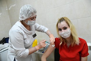 В Барнауле продолжается выездная вакцинация в педагогических коллективах