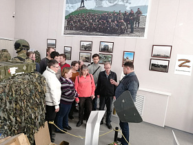 Барнаульцы с ограниченными возможностями здоровья посетили выставку «Люди, защищающие людей. Росгвардия» в музее «Город» 