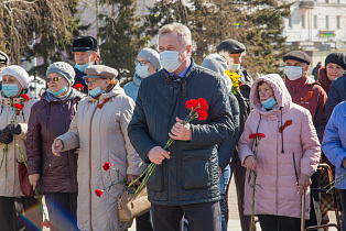 В Барнауле в Международный день освобождения узников фашистских концлагерей возложили цветы к Мемориалу