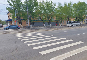 Продольную разметку термопластиком нанесли на Павловском тракте и улице Аванесова в Барнауле