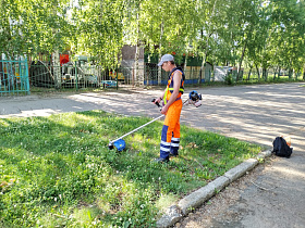Барнаульские дорожники продолжают приводить в порядок участки вдоль дорог