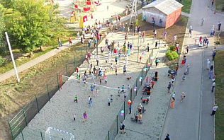 На улице Чеглецова в Барнауле открылась новая спортплощадка, построенная по городскому проекту местных инициатив