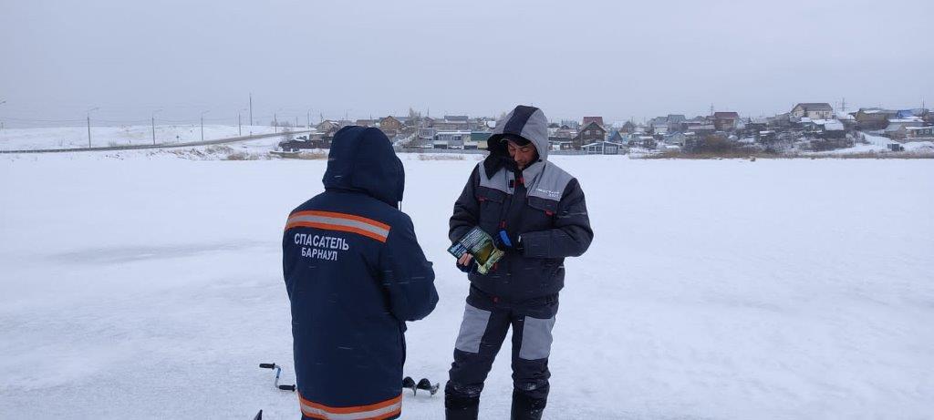 Безопасность алтайского края. Акция безопасный лед 2021. Рыбалка вблизи Барнаула зимой.