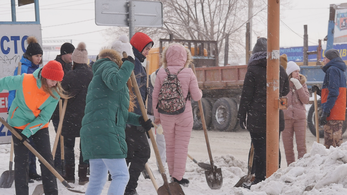 Помощь снежку. Волонтеры помогают чистить снег. Аллея ветеранов Барнаул Аванесова. Приглашаем волонтеров в очистке снега. Волонтеры на уборке в Москве фото.