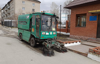 Барнаульские дорожники очищают улицы города от пыли 