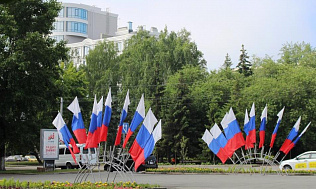 Флагами украсили улицы Барнаула ко Дню России